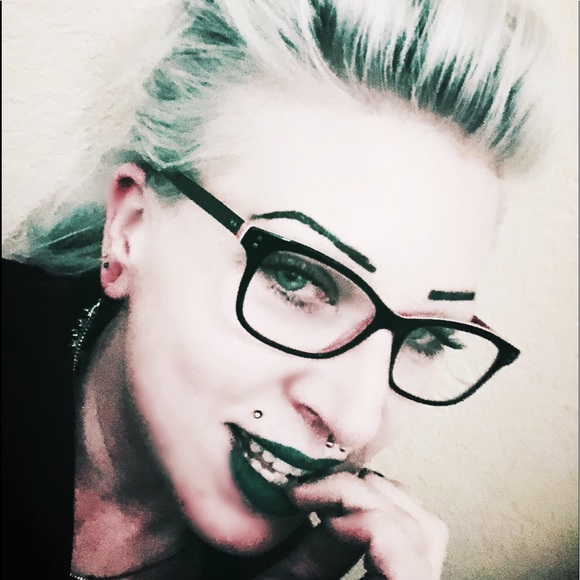 Meet Your Posher GL4uri3 🤘🏻☠️💋 - Picture 2 of 8